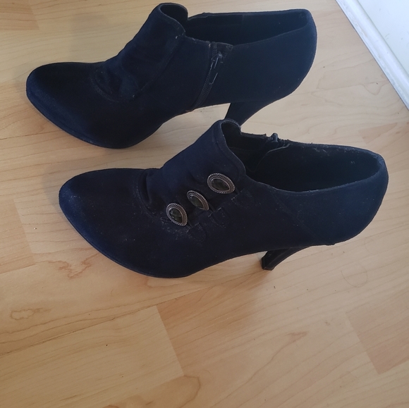 Velvet booties fits small - Picture 3 of 4